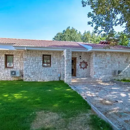 Villa Kayakoeyde Havuzlu Bahceli *